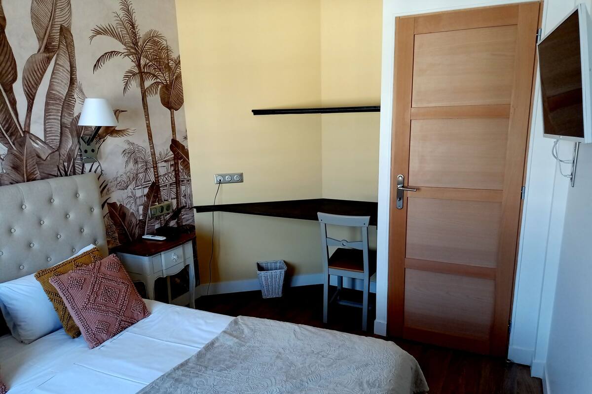 ห้องดีลักซ์สวีท | เครื่องนอนระดับพรีเมียม, เตียง Select Comfort, โต๊ะทำงาน