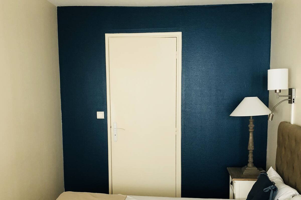 ห้องเบสิกสำหรับสี่ท่าน | เครื่องนอนระดับพรีเมียม, เตียง Select Comfort, โต๊ะทำงาน