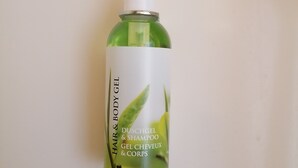 Een fles haar- en bodygel met een pompdispenser.
