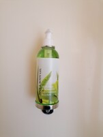 Un flacon de gel pour les cheveux et le corps muni d’un distributeur à pompe.