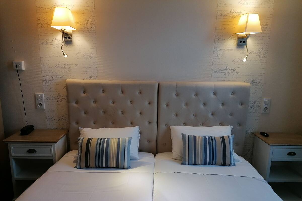 ห้องทวิน | เครื่องนอนระดับพรีเมียม, เตียง Select Comfort, โต๊ะทำงาน