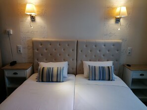 Habitación con 2 camas individuales | Ropa de cama de alta calidad y colchones Select Comfort