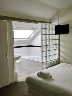 雙人房, 浴缸 | 浴室 | 免費盥洗用品、吹風機、毛巾