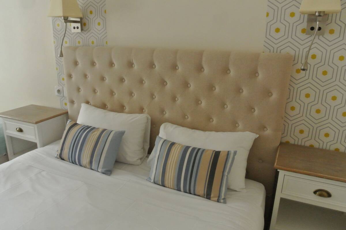 ห้องทริปเปิล | เครื่องนอนระดับพรีเมียม, เตียง Select Comfort, โต๊ะทำงาน