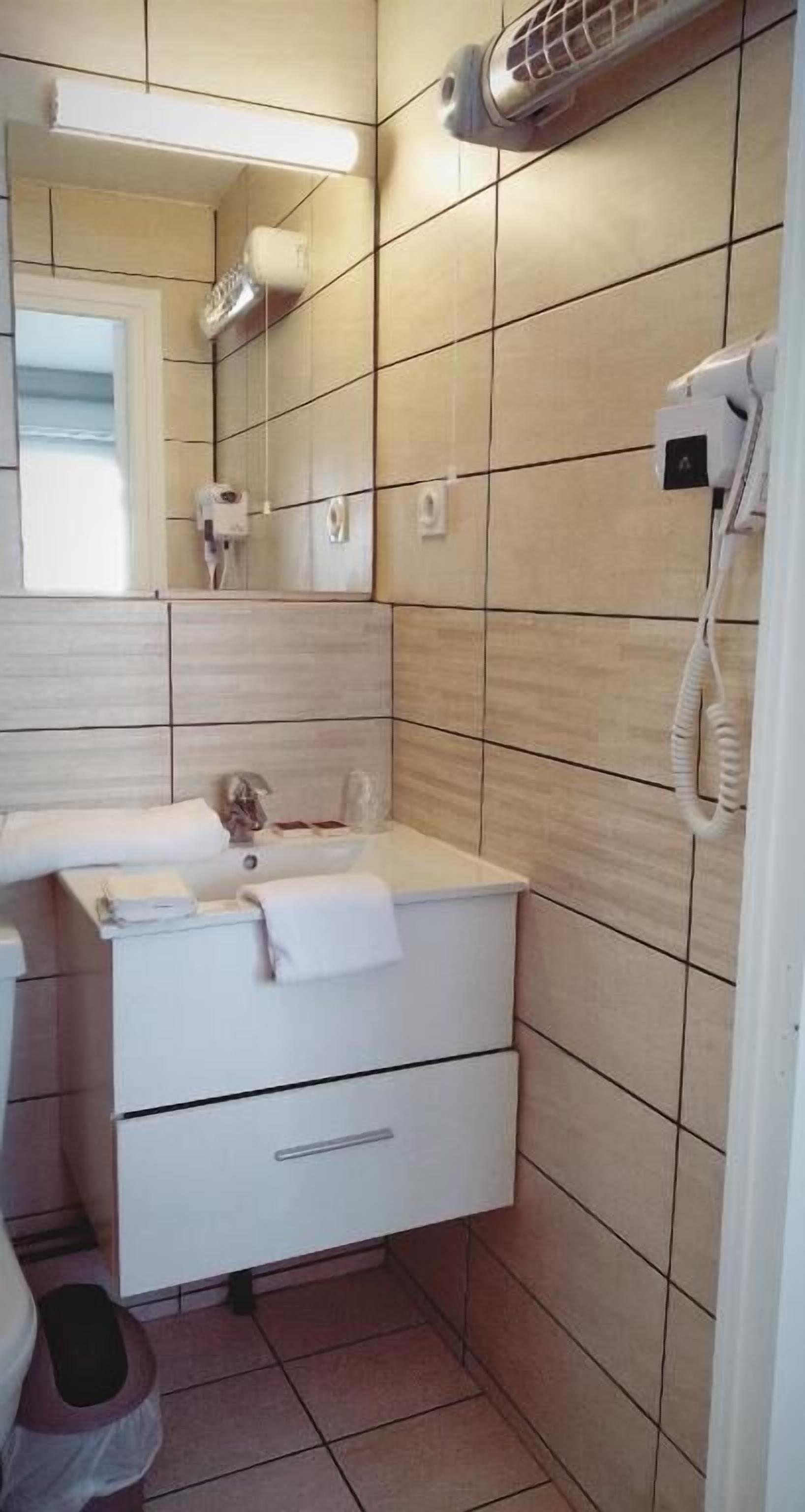 twin room | bathroom | free toiletries, hair dryer, towels