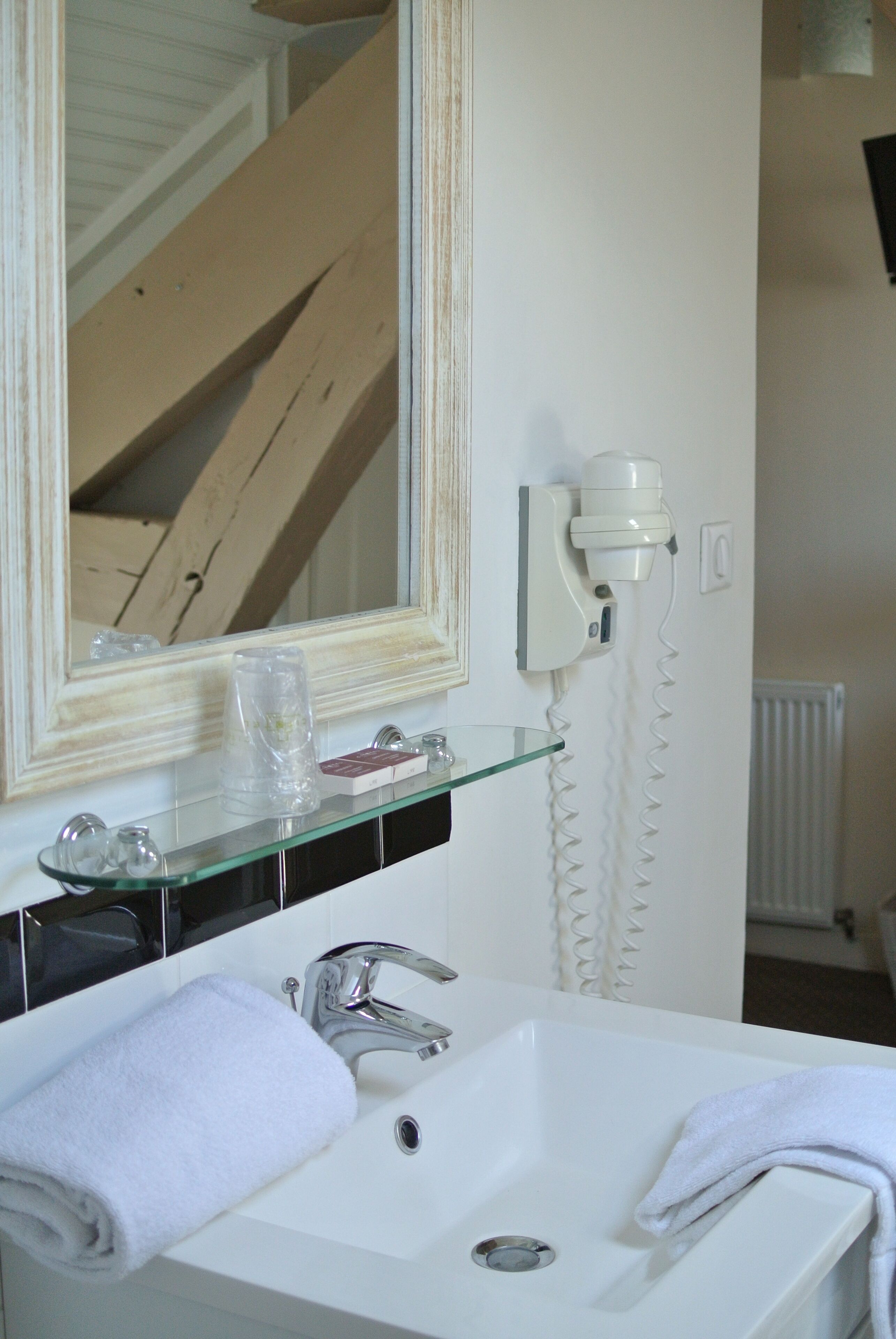 single room | bathroom | free toiletries, hair dryer, towels