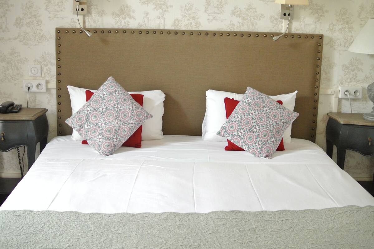 ห้องคอมฟอร์ททริปเปิล (avec bain) | เครื่องนอนระดับพรีเมียม, เตียง Select Comfort, โต๊ะทำงาน