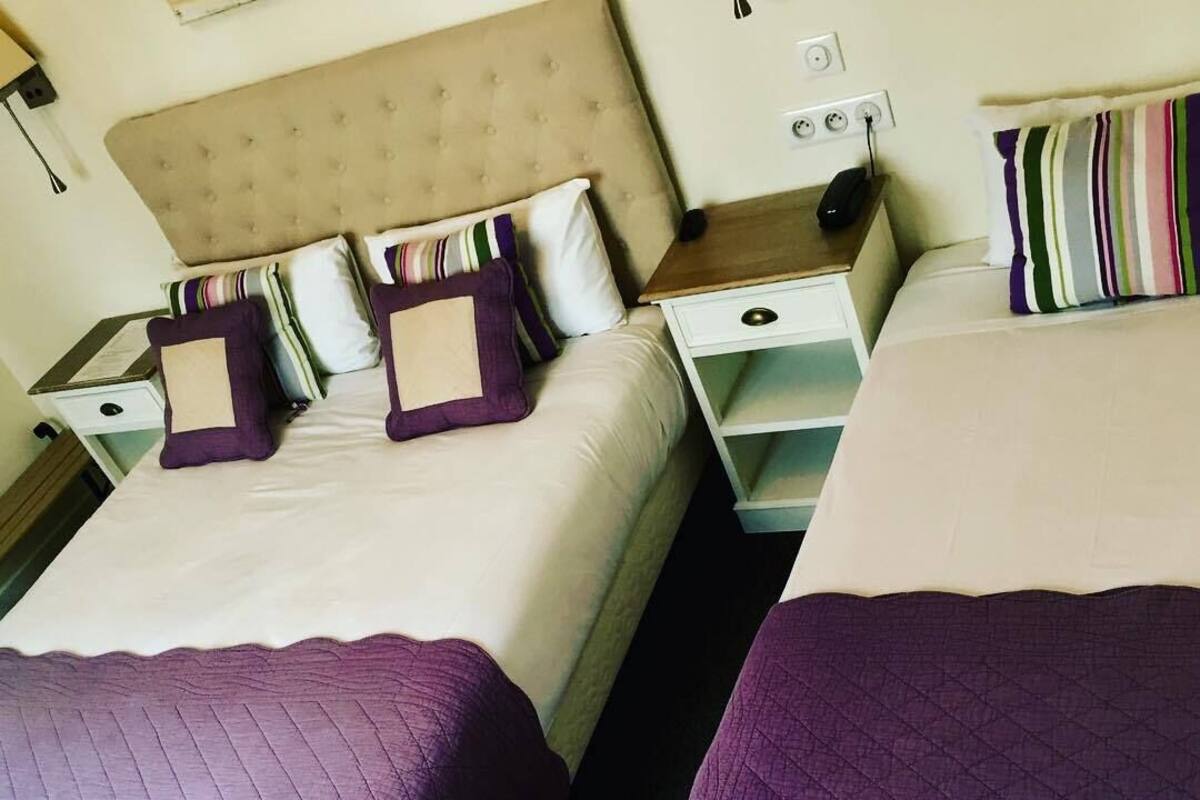 ห้องทริปเปิล, อ่างอาบน้ำ | เครื่องนอนระดับพรีเมียม, เตียง Select Comfort, โต๊ะทำงาน
