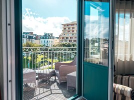 In-room safe, soundproofing, free WiFi, bed sheets