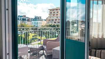 In-room safe, soundproofing, free WiFi, bed sheets