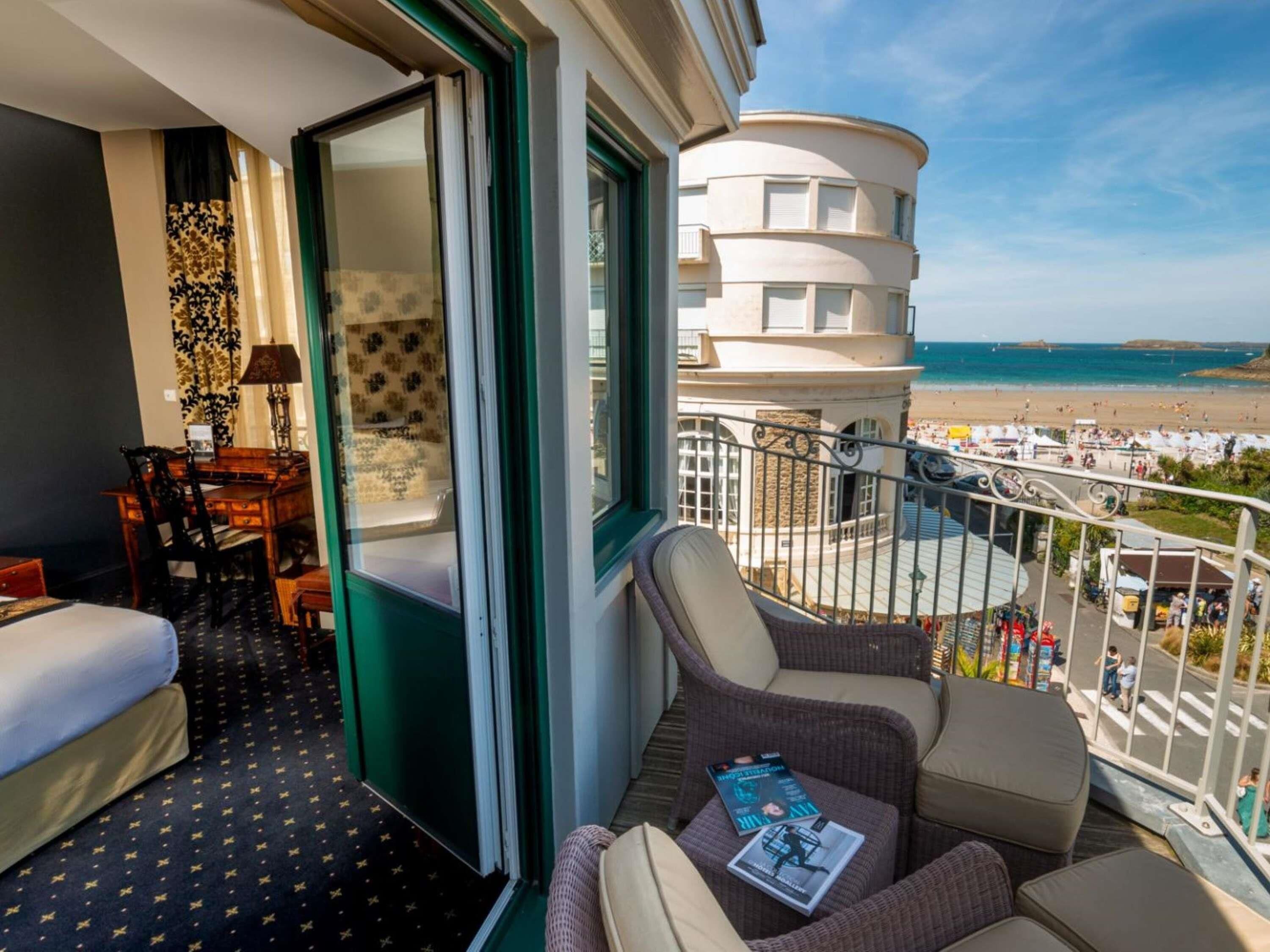 In-room safe, soundproofing, free WiFi, bed sheets