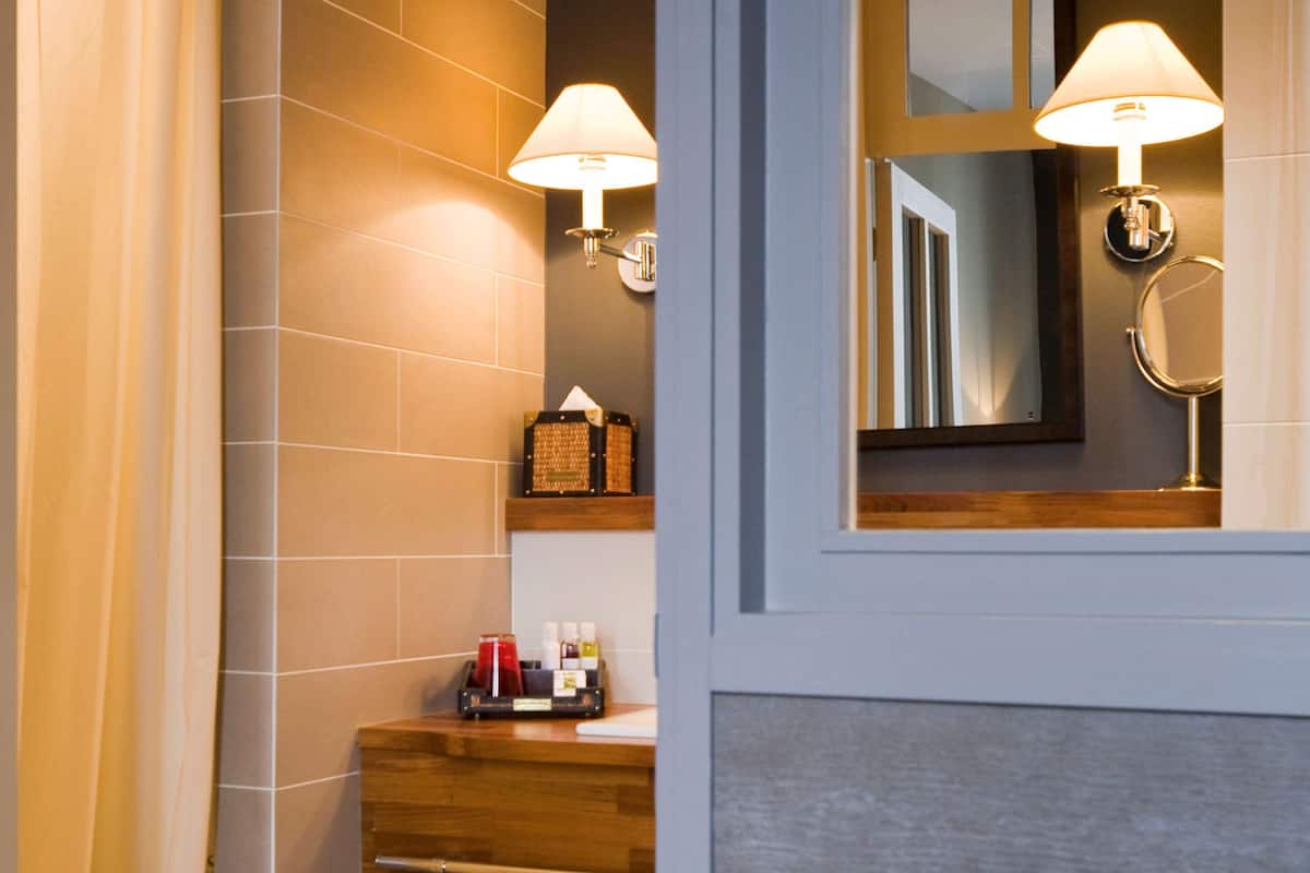 Quarto clássico, 1 cama de casal ou 2 camas de solteiro | Cofres nos quartos, quartos à prova de som, Wi-Fi de cortesia