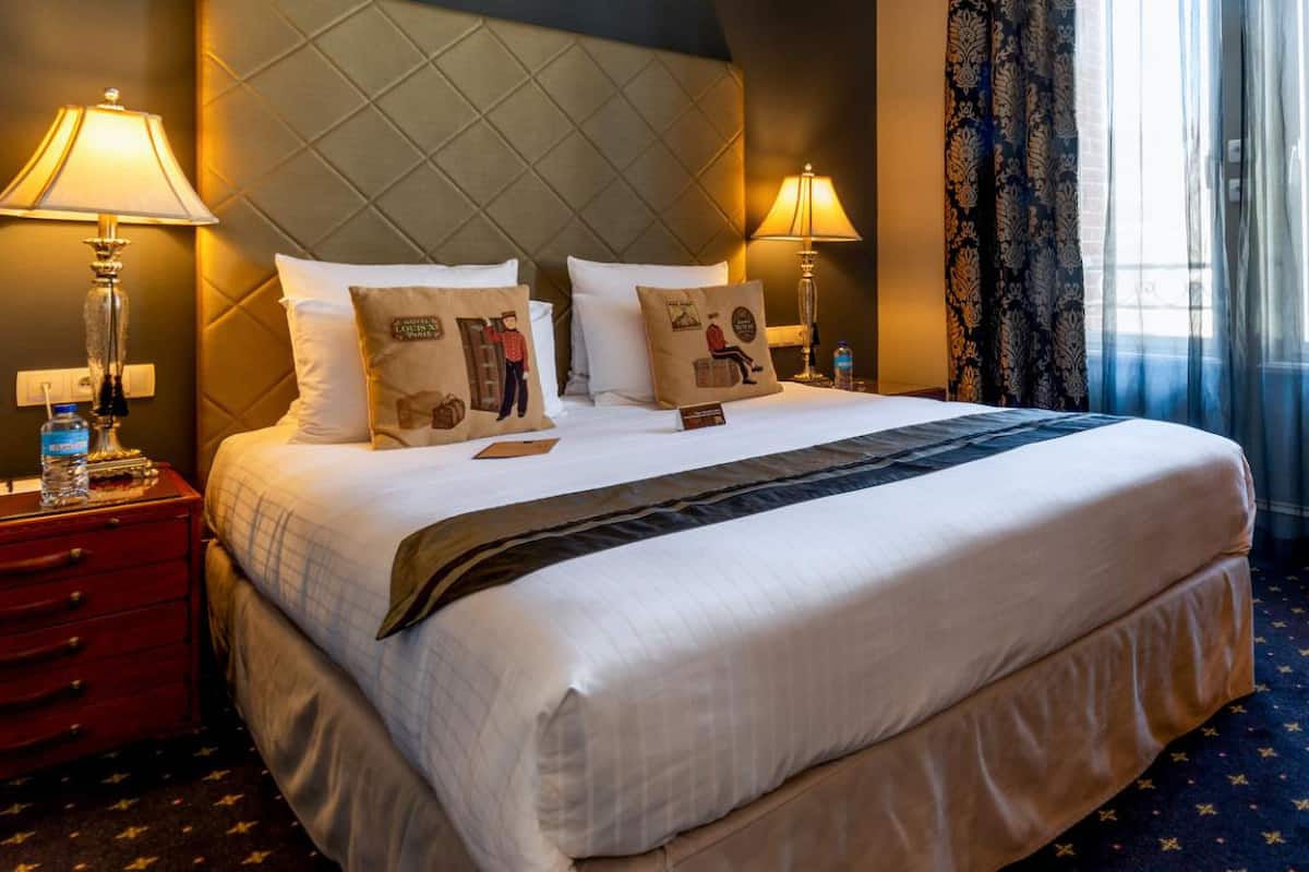 Quarto casal luxo, 1 cama de casal | Cofres nos quartos, quartos à prova de som, Wi-Fi de cortesia
