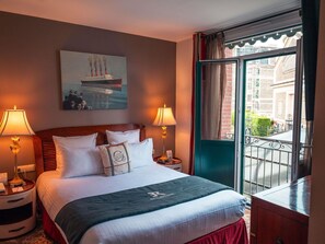 Dobbeltrom – deluxe, 1 dobbeltseng | Safe på rommet, lydisolert, wi-fi (inkludert) og sengetøy