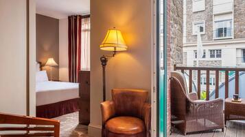 Habitación doble Deluxe, 1 cama matrimonial | Caja de seguridad en la habitación, insonorización y wifi gratis