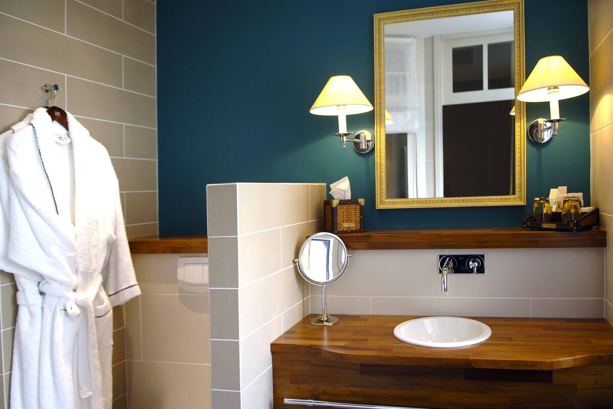 classic room | bathroom | shower, eco-friendly toiletries, hair dryer, bathrobes