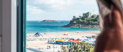 In-room safe, soundproofing, free WiFi, bed sheets