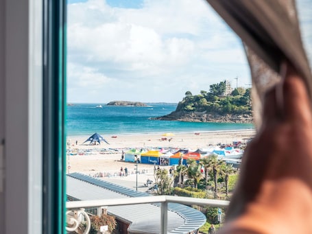 In-room safe, soundproofing, free WiFi, bed sheets