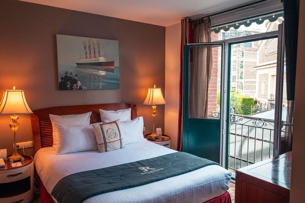 Quarto casal luxo, 1 cama de casal | Cofres nos quartos, quartos à prova de som, Wi-Fi de cortesia