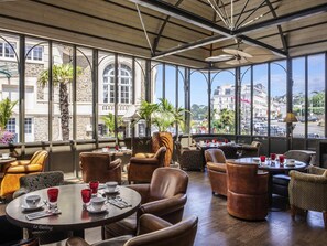 Piano bar