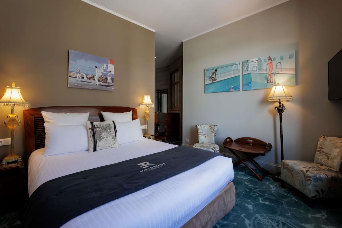 In-room safe, soundproofing, free WiFi, bed sheets