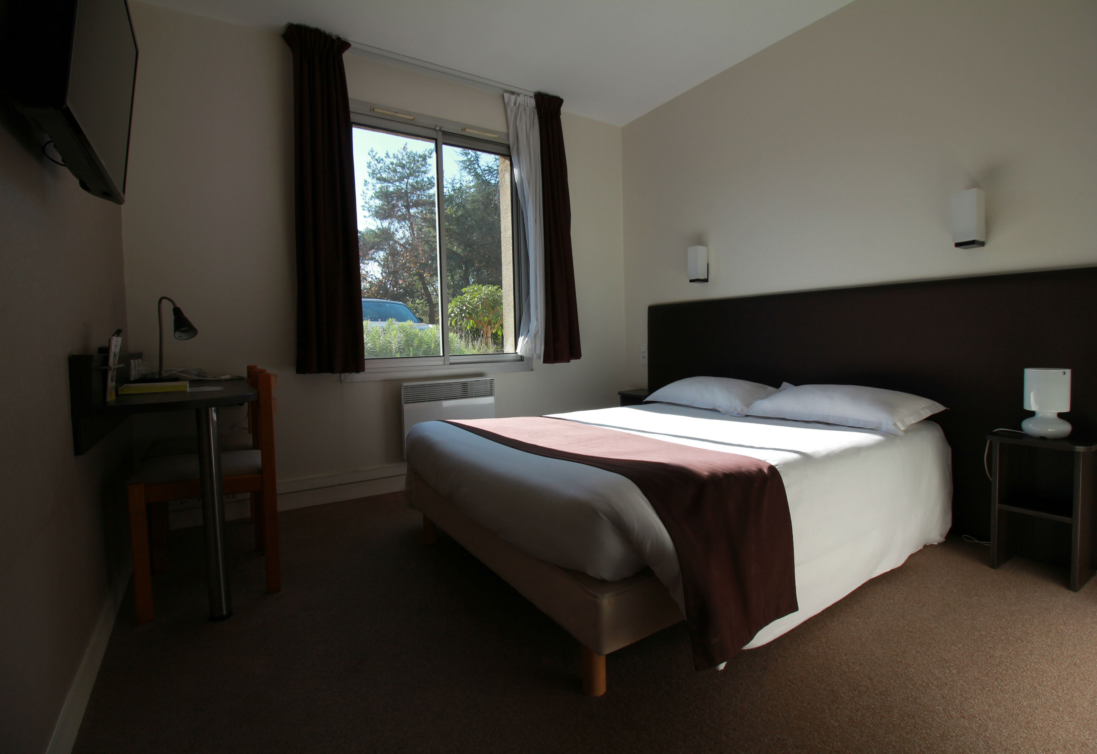 double room | desk, blackout curtains, soundproofing, free cots/infant beds