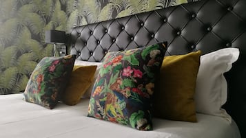 Junior Suite, 1 Bedroom | Desk, blackout drapes, soundproofing, free cribs/infant beds