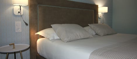 Escritorio, cortinas blackout y sistema de insonorización