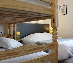 Premium bedding, desk, blackout curtains, soundproofing - Logis Hôtel Lodge la Valette (Cesson-Sevigne)