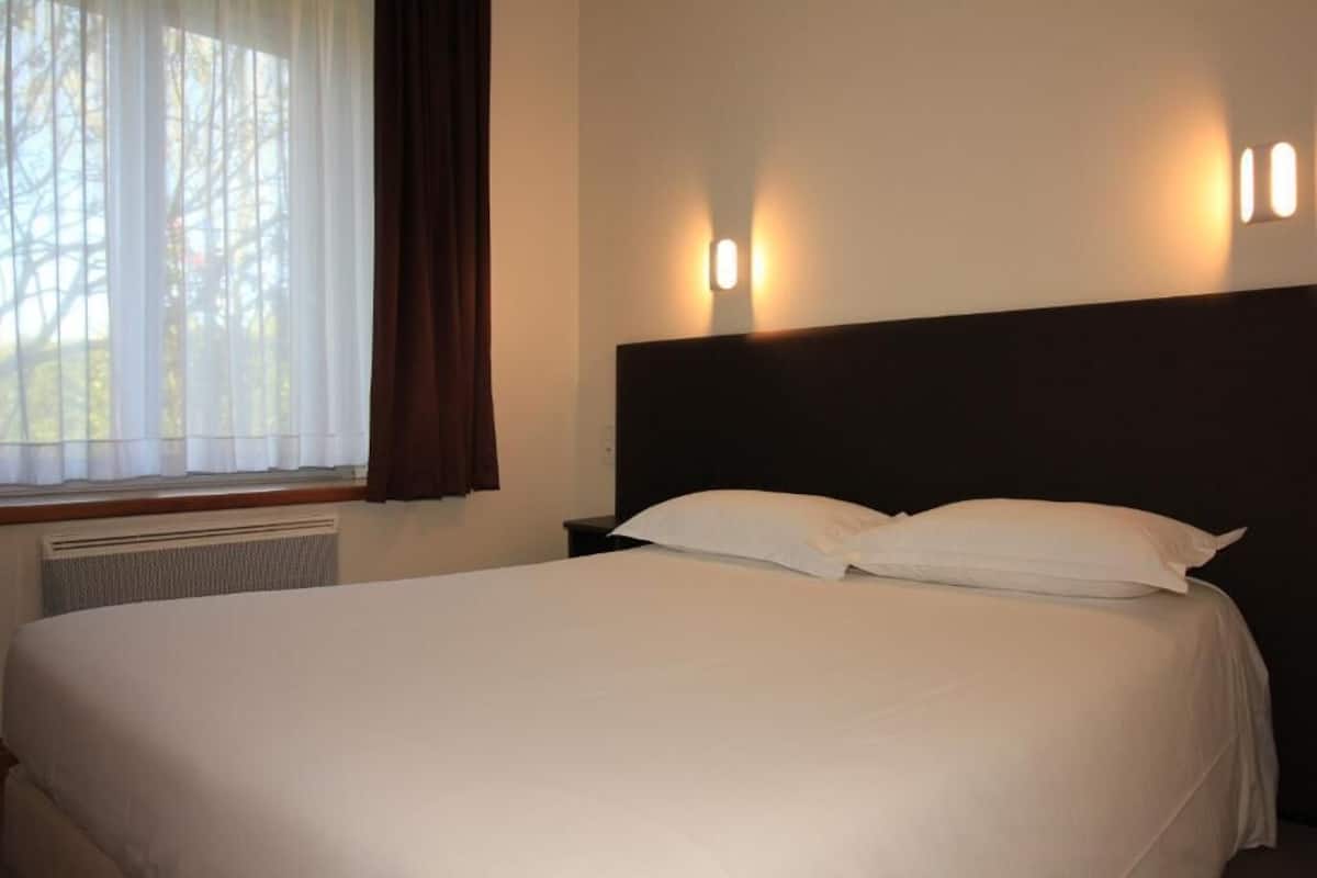 Premium bedding, desk, blackout drapes, soundproofing