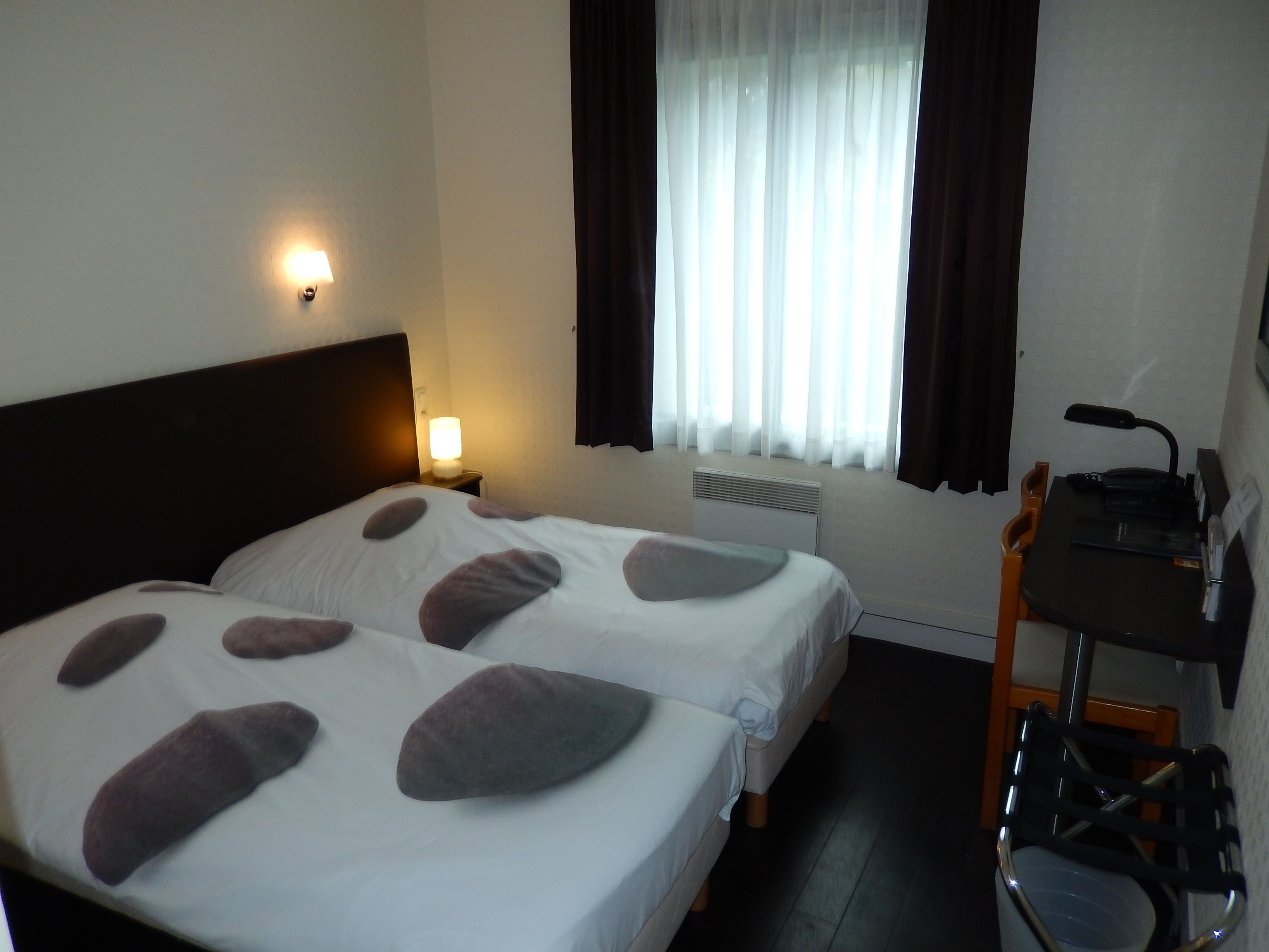 twin room | desk, blackout curtains, soundproofing, free cots/infant beds