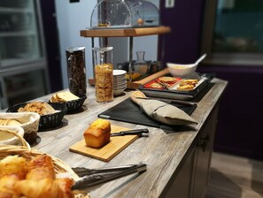Ein Frühstücksbuffet mit verschiedenen Speisen und Besteck.