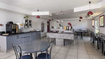 Daily buffet breakfast (EUR 6.00 per person)