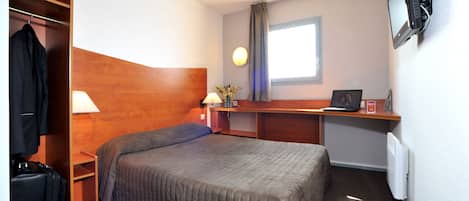 Doppia Standard | Una scrivania, tende oscuranti, Wi-Fi gratuito, lenzuola