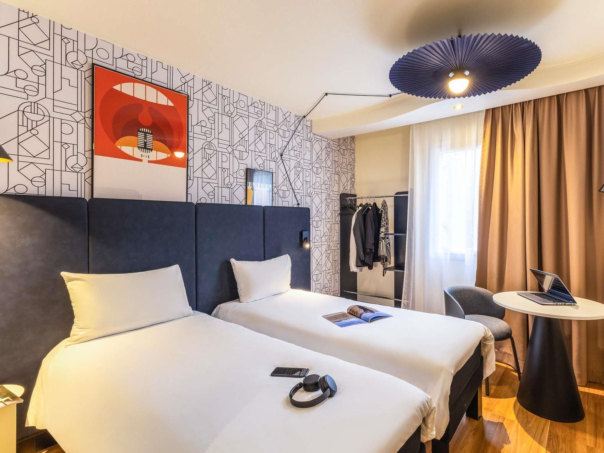 Chambre Standard, 2 lits jumeaux | Coffre-fort, bureau, système d’insonorisation, fer et planche à repasser