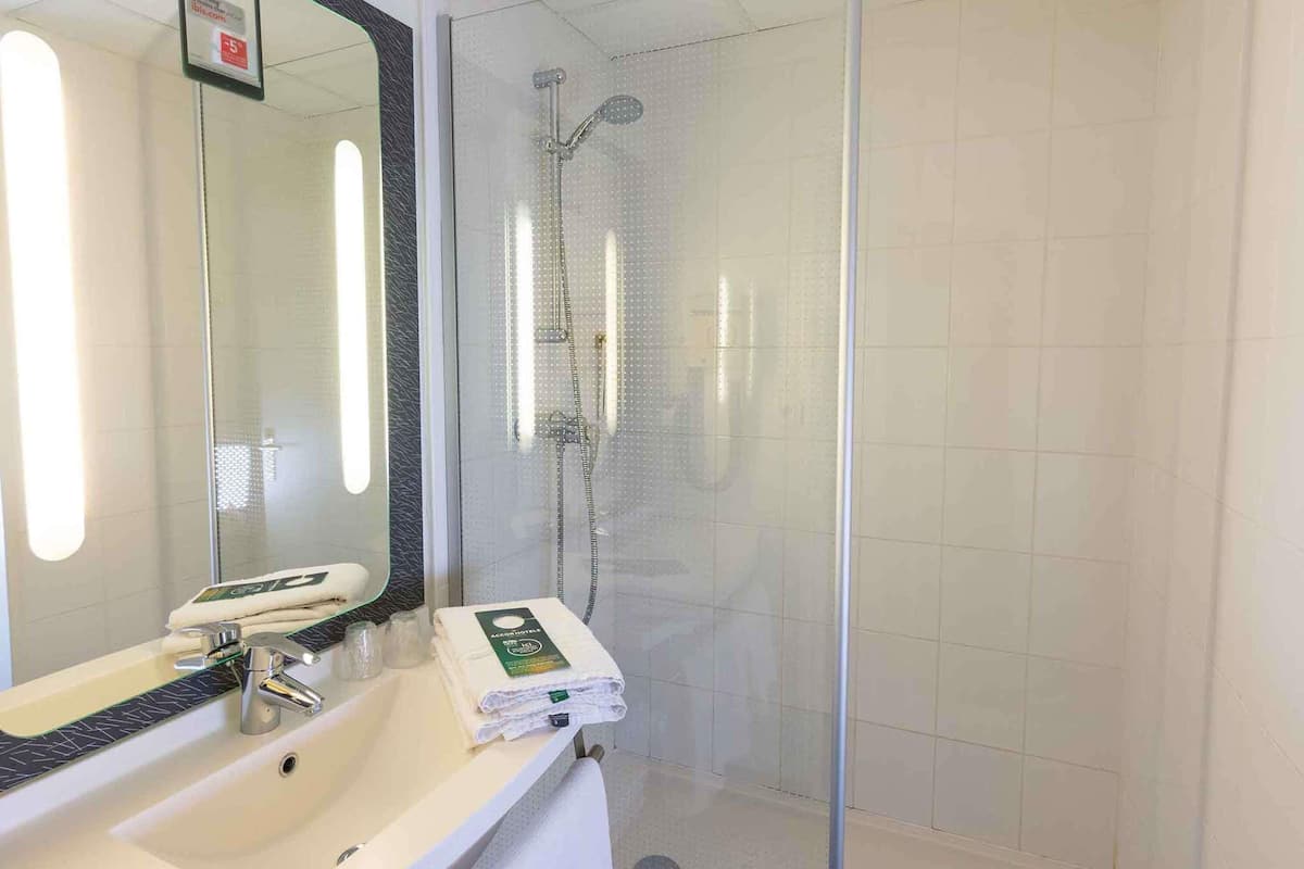Chambre Standard, Plusieurs lits | Coffre-fort, bureau, systĂšme dâinsonorisation, fer et planche Ă repasser