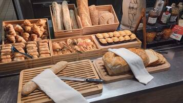Dagelijks ontbijtbuffet (EUR 13.90 per persoon)