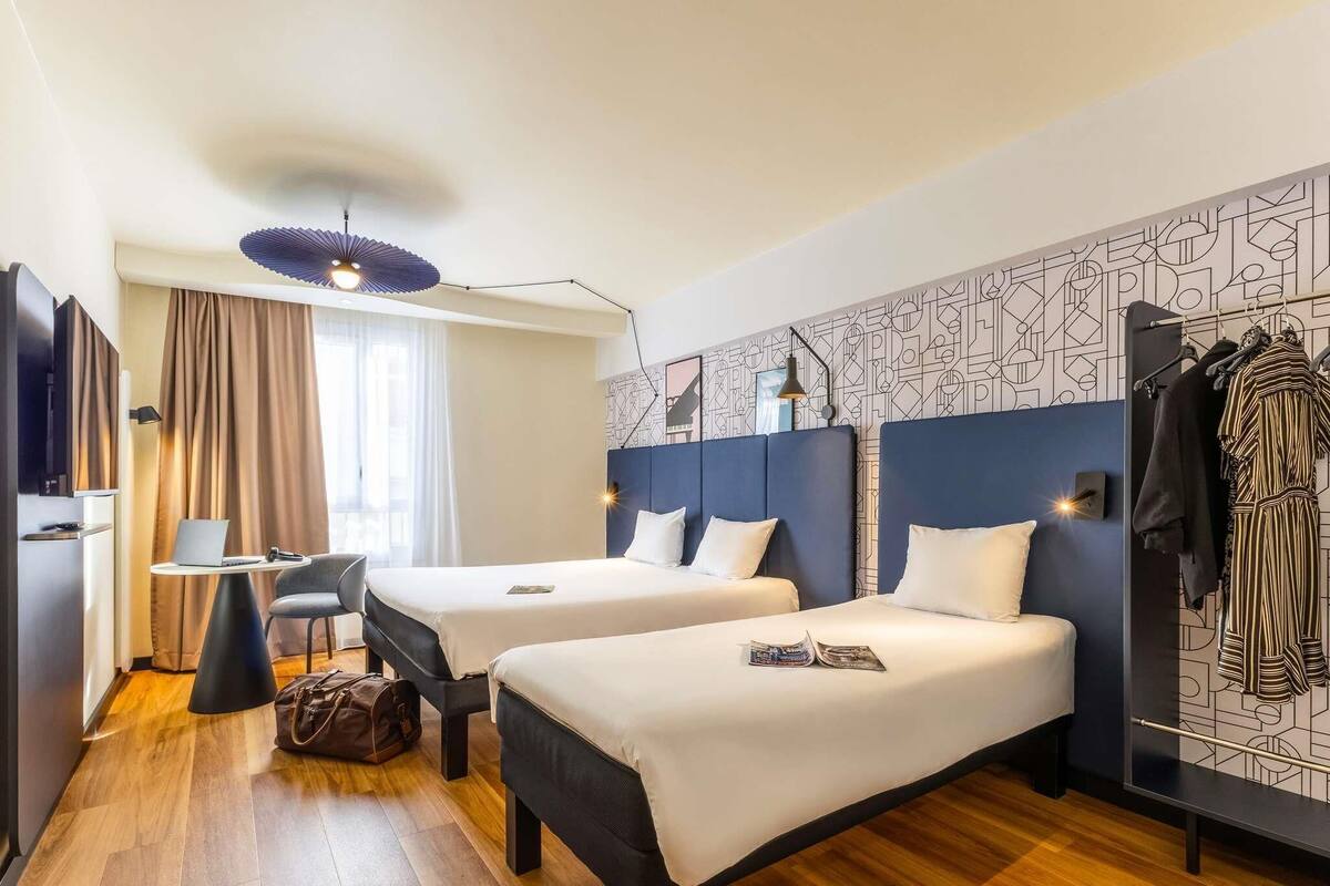 Chambre Standard, Plusieurs lits | Coffre-fort, bureau, systĂšme dâinsonorisation, fer et planche Ă repasser