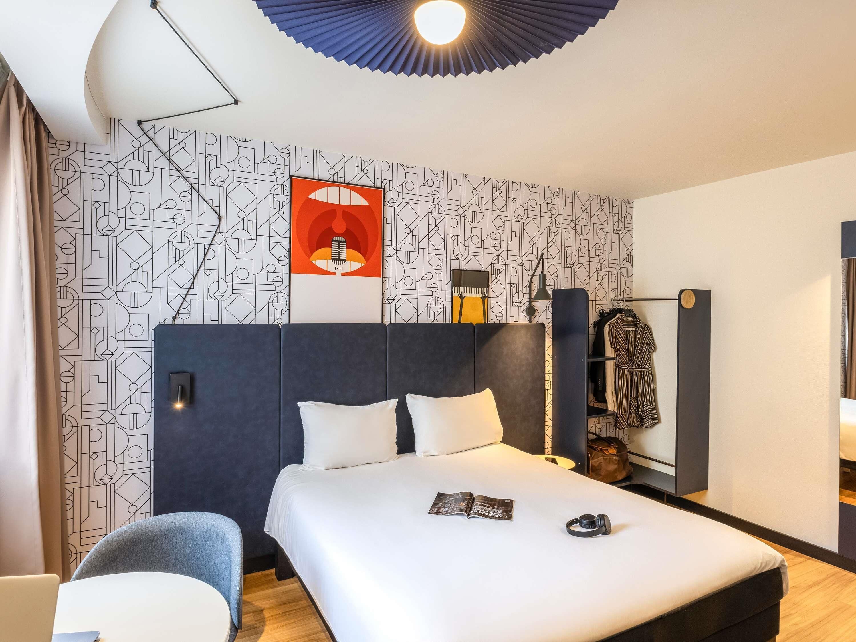 Caja de seguridad en la habitación y escritorio 