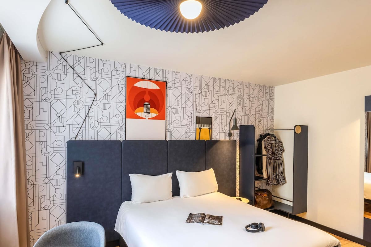 Caja de seguridad en la habitación y escritorio