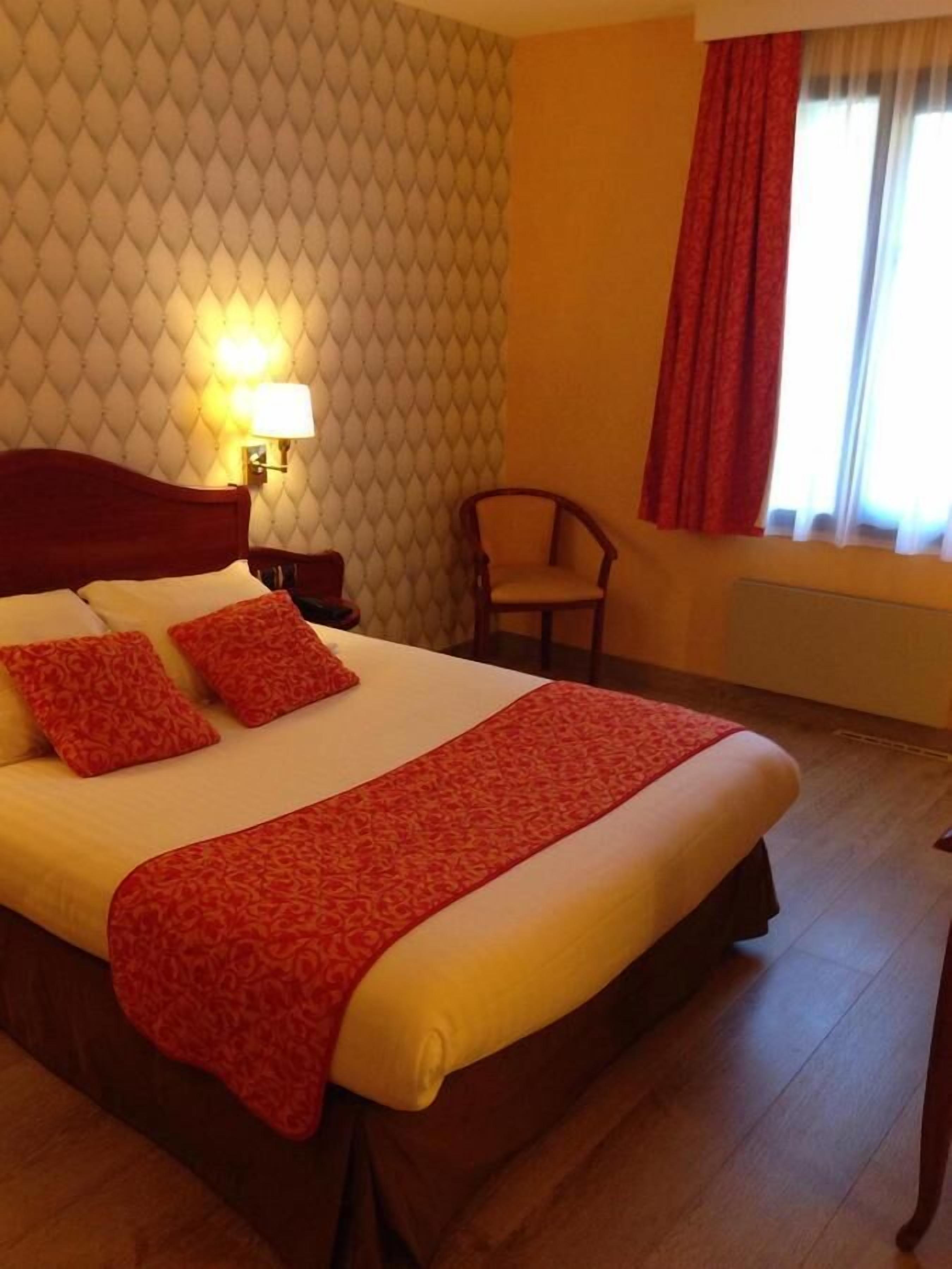 premium bedding, in-room safe, desk, soundproofing