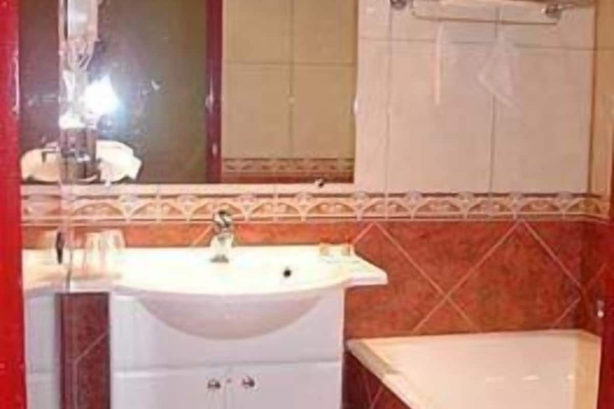 combined shower/bathtub, free toiletries, hair dryer, towels