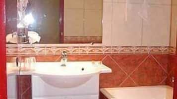 Duschwanne, kostenlose Toilettenartikel, Haartrockner, Handtücher
