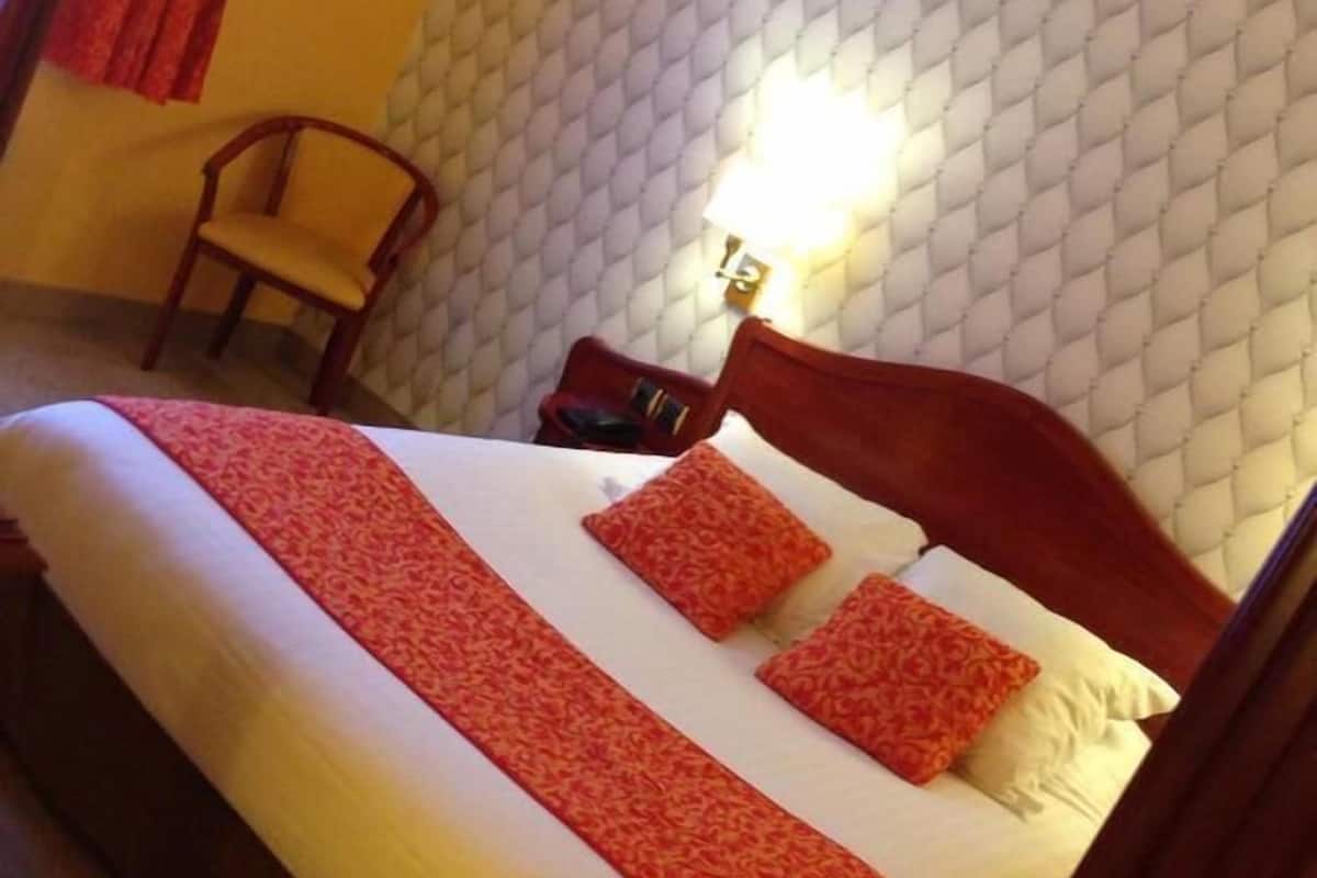 premium bedding, in-room safe, desk, soundproofing