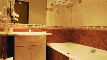Combined shower/bathtub, free toiletries, hair dryer, towels