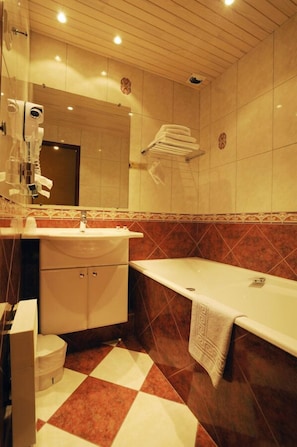 Combined shower/bathtub, free toiletries, hair dryer, towels