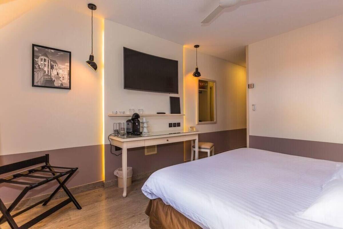 1 bedroom, premium bedding, in-room safe, desk