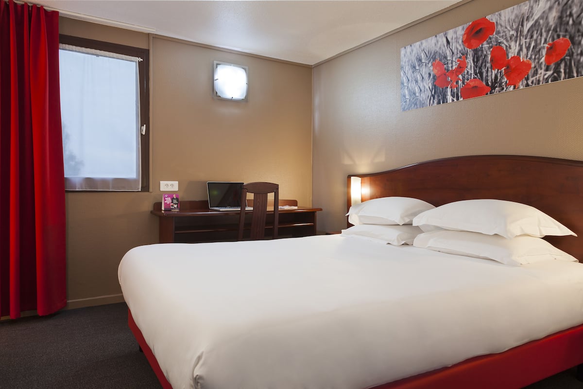 Premium bedding, desk, blackout curtains