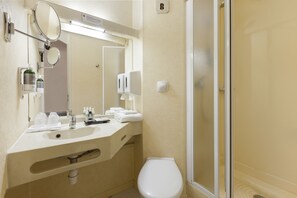 Shower, free toiletries, hair dryer, towels - Arras Hotel (Arras)