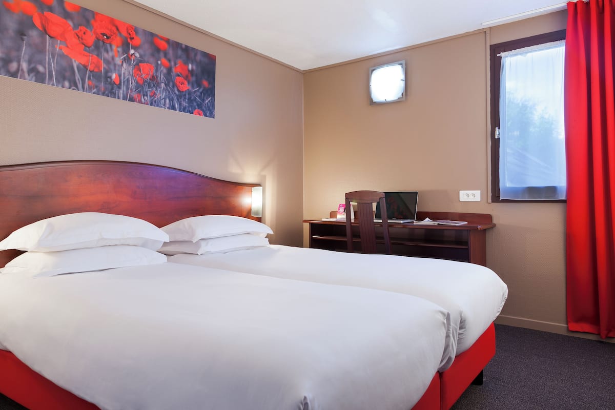 Premium bedding, desk, blackout curtains